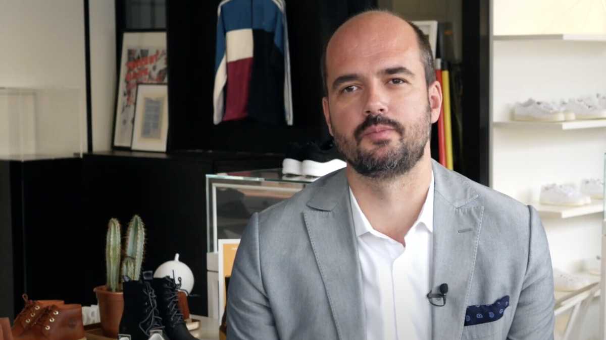 Immagine di Leonarduzzi, il “monaco soldato” che ha messo la t-shirt a Macron