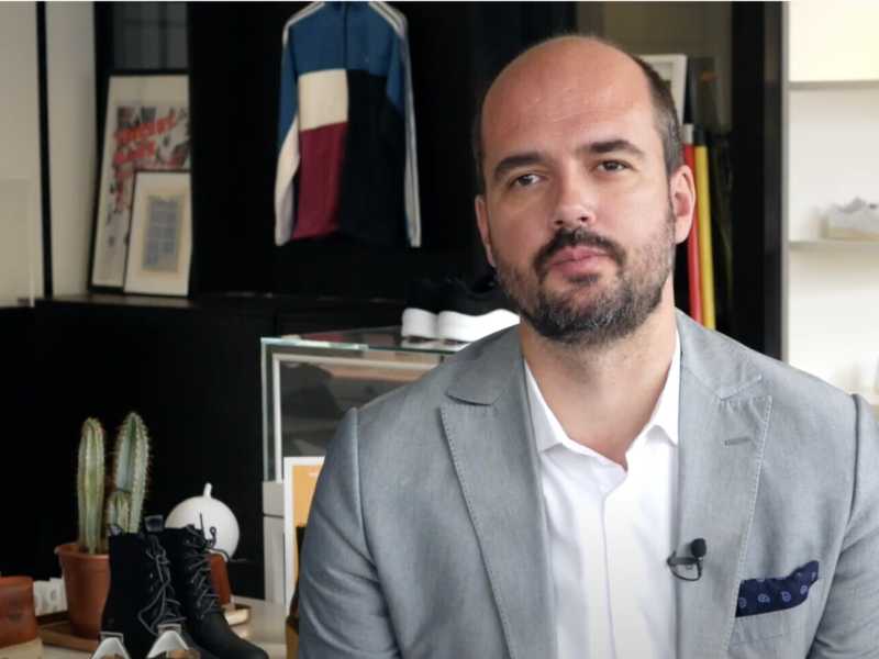 Leonarduzzi, il “monaco soldato” che ha messo la t-shirt a Macron