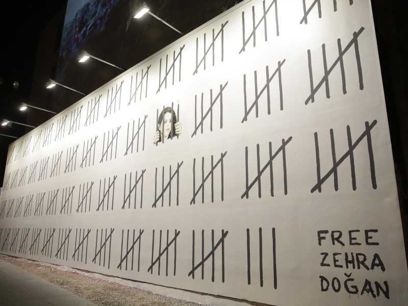 Un murale di Banksy a New York contro l'imprigionamento dell'artista curda Zehra Dogan in Turchia (Ansa) <br />