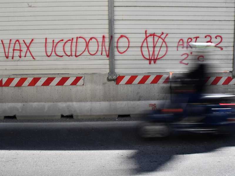 Cari No vax, sono le agenzie regolatorie a vagliare l’efficacia dei vaccini, non le aziende