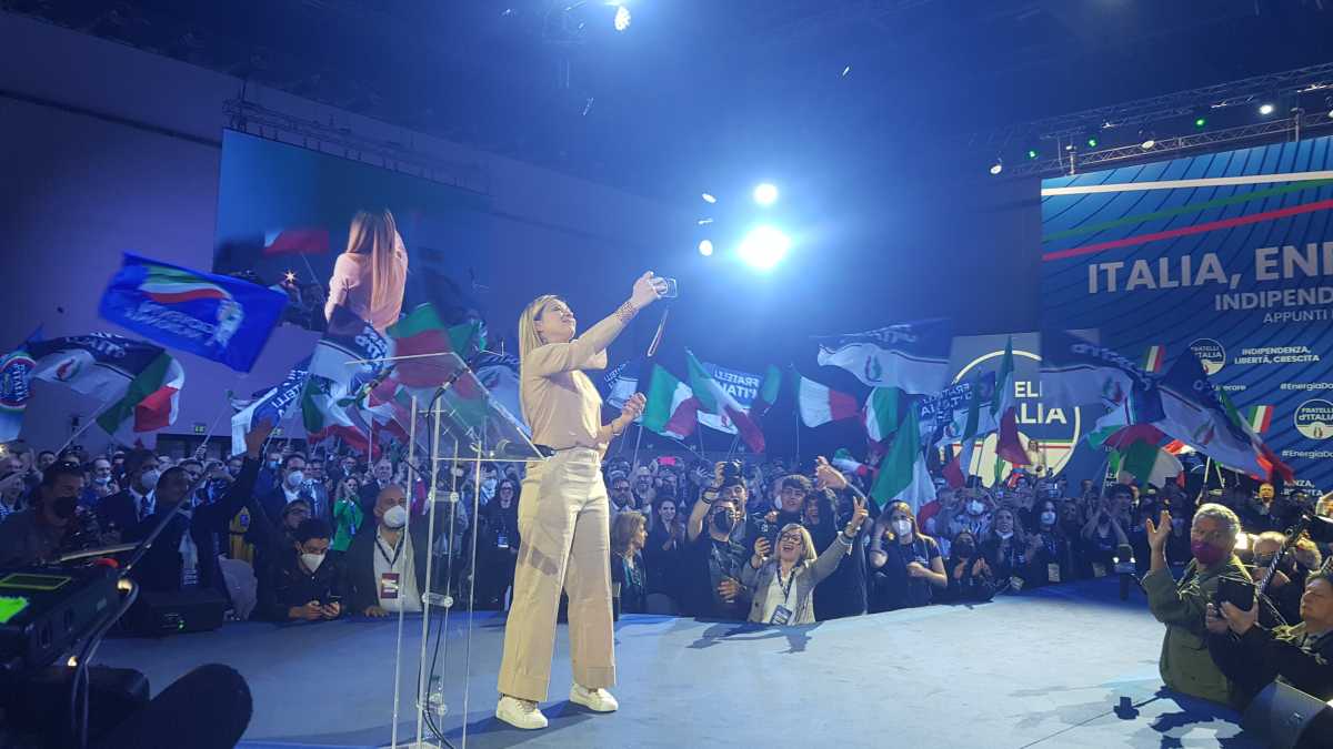 Immagine di L'assalto di Meloni al centrodestra con le maschere di Gigi Proietti e Beppe Grillo