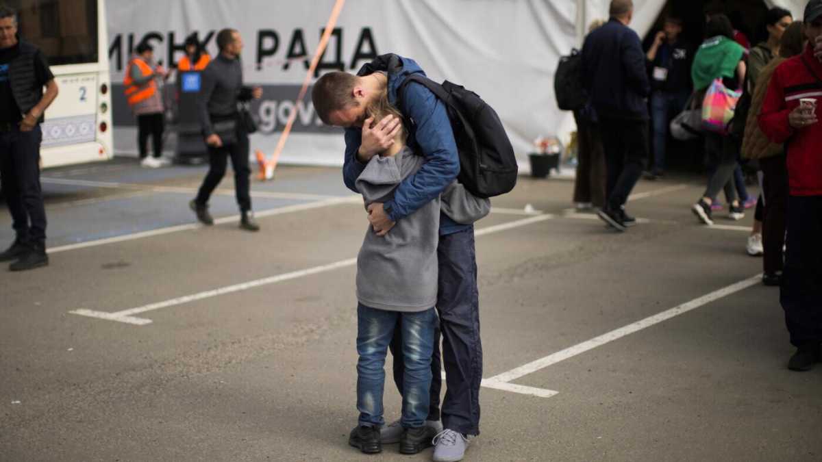 Immagine di Mosca mente: le chiama evacuazioni ma le sue sono deportazioni. Azovstal di nuovo sotto le bombe