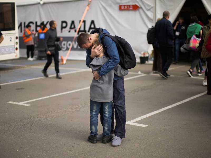 Mosca mente: le chiama evacuazioni ma le sue sono deportazioni. Azovstal di nuovo sotto le bombe