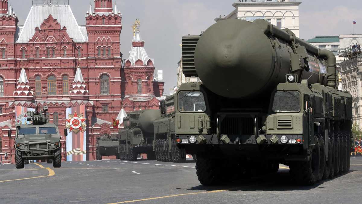 Immagine di Putin rinuncia alla vittoria del 9 maggio e nella Piazza Rossa porta un esercito striminzito