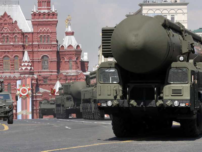 Putin rinuncia alla vittoria del 9 maggio e nella Piazza Rossa porta un esercito striminzito