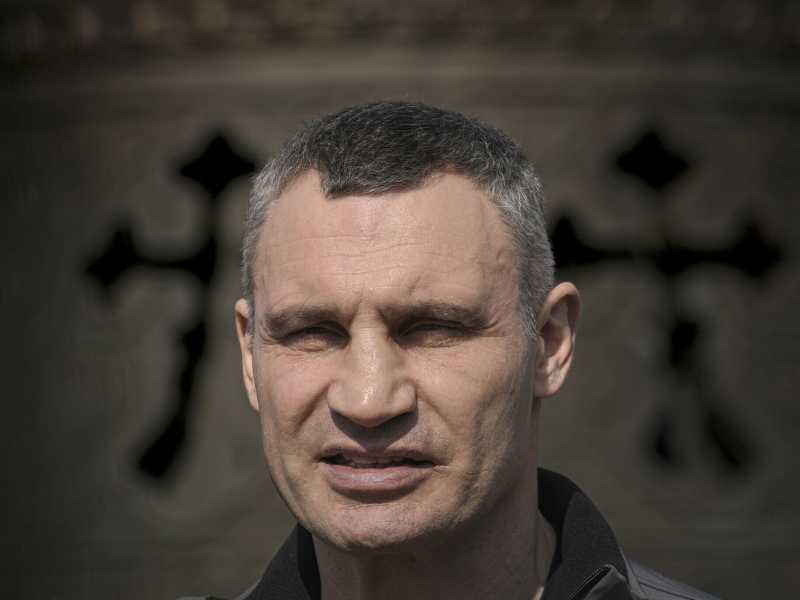 “Sono ovunque”. Così il sindaco pugile Klitschko salva e cura Kyiv