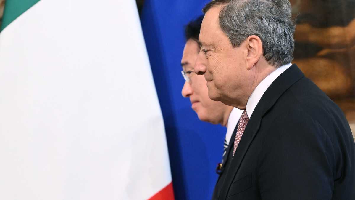Immagine di Draghi pensa al viaggio in America e non risponde alle provocazioni M5s. "Conte? Chi?"