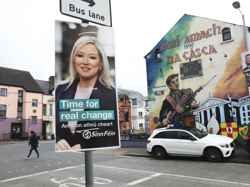 Un manifesto elettorale dello Sinn Fein per le strade di Belfast (foto Ap)