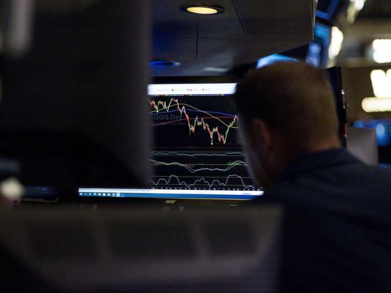 I mercati reagiscono male al rialzo dei tassi delle banche centrali