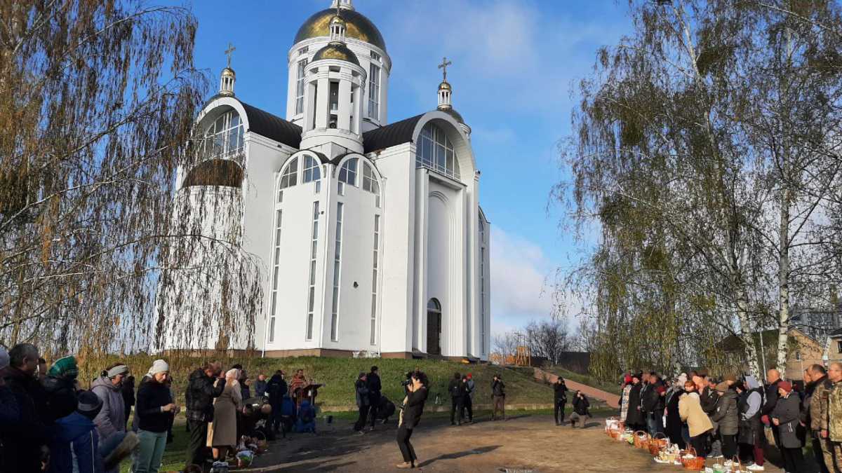 Immagine di Viaggio a Bucha: i colpevoli della strage, un bacio rinnegato e gli sposi