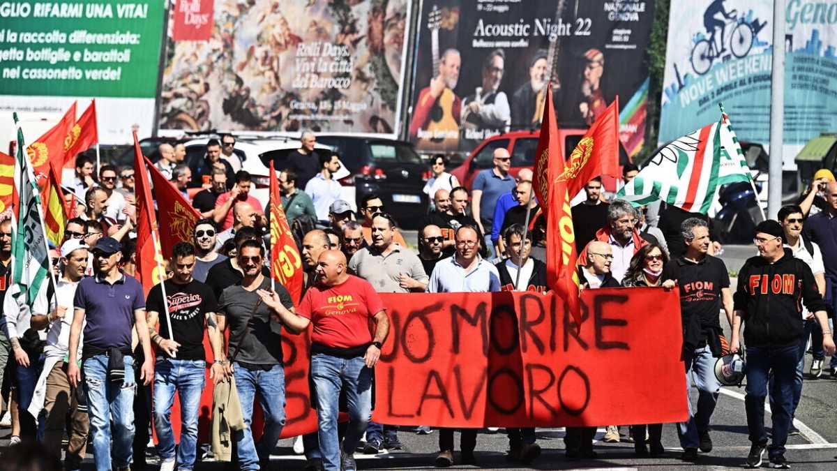 Immagine di E' sempre crisi Ilva. A Taranto lo sciopero per il lavoro snobbato dal patto Pd-M5s