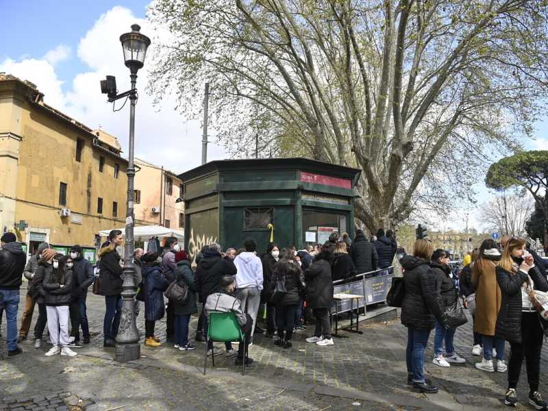 Coda per la consegna della carta d'Identit&agrave; elettronica a Roma<br />