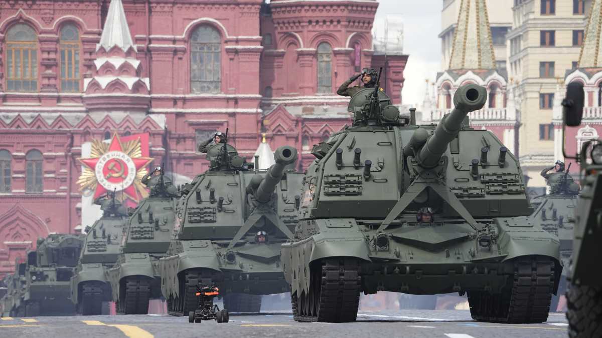 Immagine di Lo spettacolo ridotto del 9 maggio. Putin mette a riparo i mezzi militari