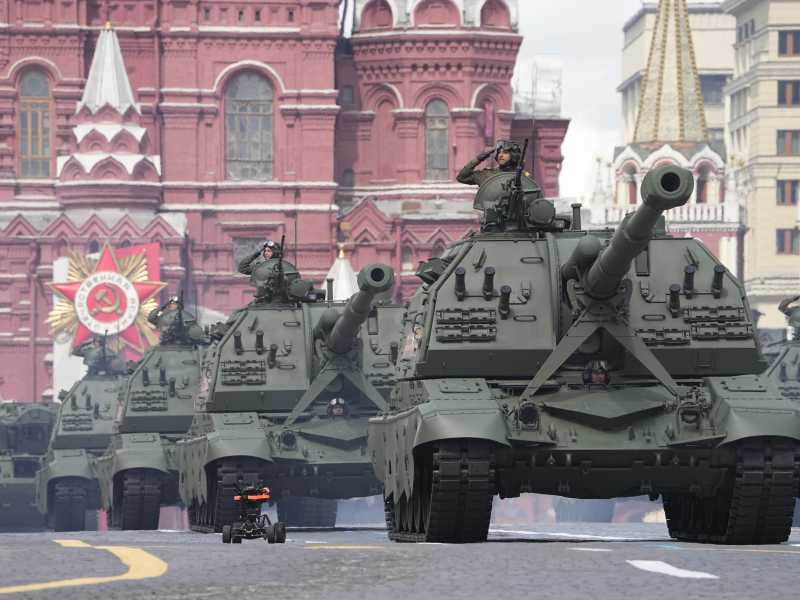 Lo spettacolo ridotto del 9 maggio. Putin mette a riparo i mezzi militari