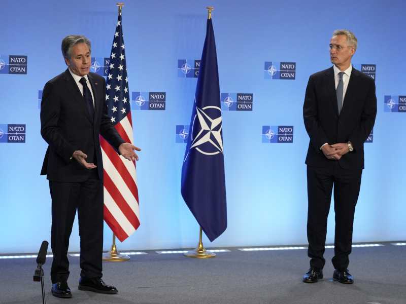 Zelensky vuole cedere la Crimea e la Nato glielo impedisce. Ma solo in Italia