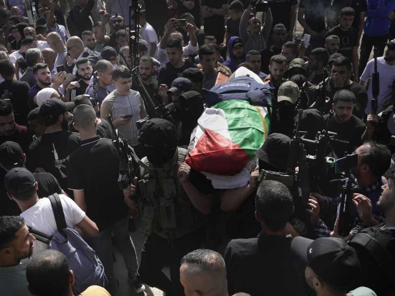Il corpo della giornalista di al Jazeera portato in processione a Jenin (foto LaPresse)