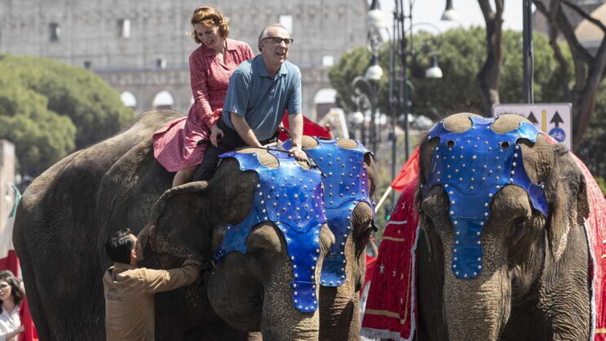 Immagine di Moretti porta degli elefanti ai Fori Imperiali per il suo film. E sembra tutto normale