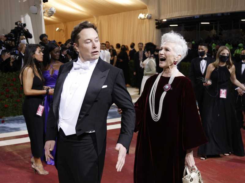 Musk si dice pronto a riformare Twitter: via i profili fake. Ma il suo ne è pieno
