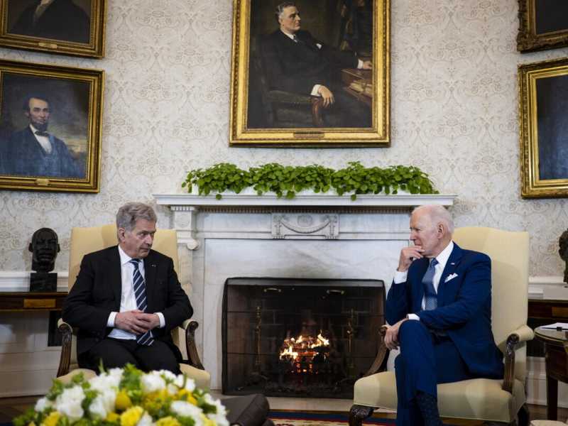 Il presidente finlandese Sauli Niinisto e quello americano Joe Biden, alla Casa Bianca lo scorso 4 marzo (Ansa)&nbsp;<br />