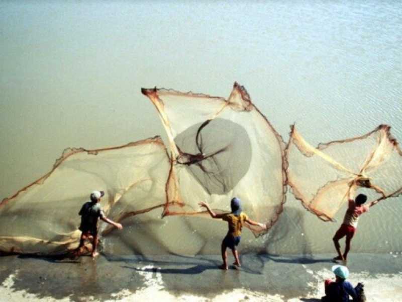 Nick Út, “Bambini con reti da pesca nel fiume Mekong” (Associated Press) <br />