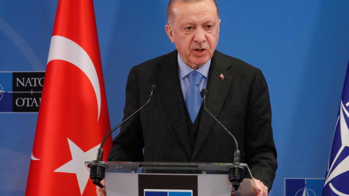 Immagine di Erdogan contro Finlandia e Svezia che ospitano il Pkk. Ma pensa a un altro tornaconto