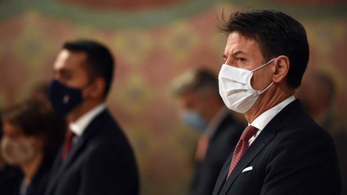 Immagine di La disfida Conte-Di Maio: “Mi si nota di più se mi videocollego?”