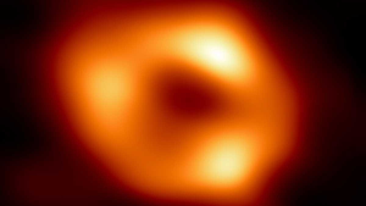 Immagine di La foto del buco nero che racconta i tempi straordinari in cui ci è capitato di vivere