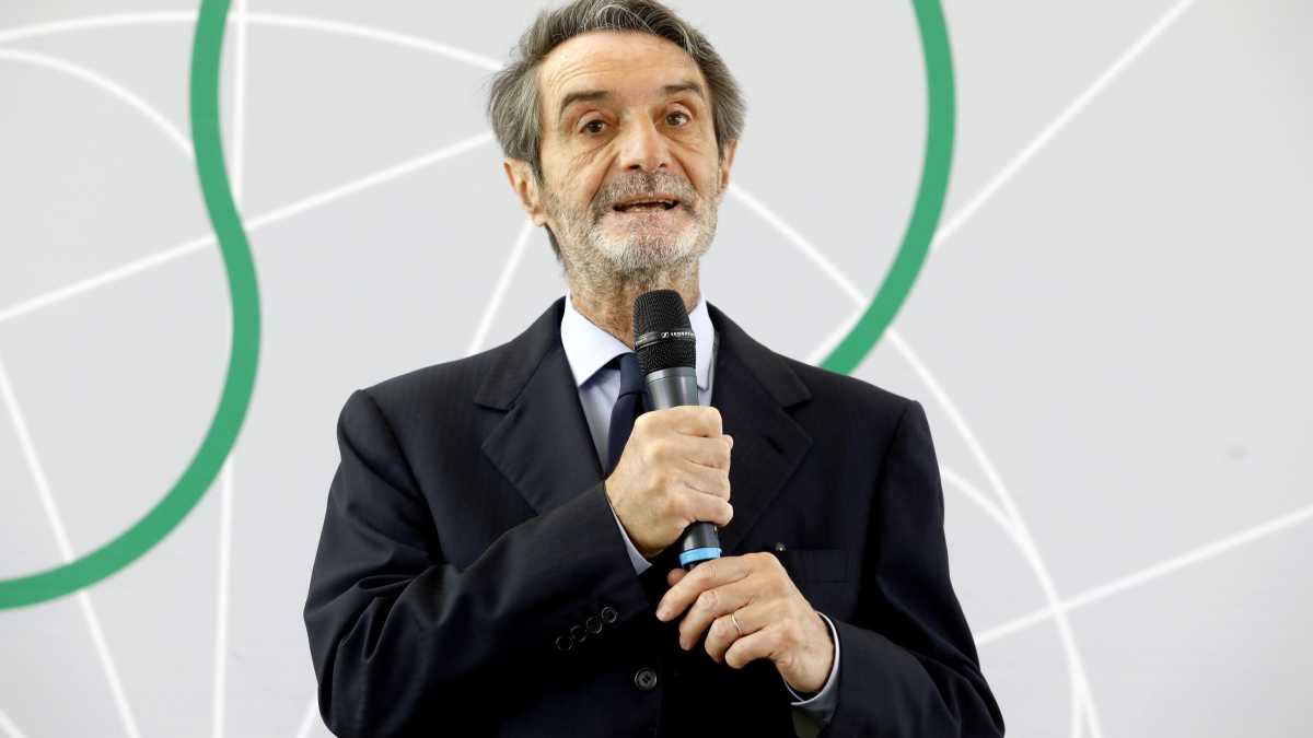 Immagine di Il camice candido di Attilio Fontana