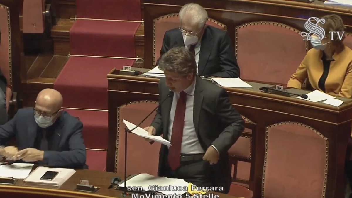 Immagine di La difesa di Ferrara: "Antiamericano io? Macchina del fango". Ma i post del 2016 lo smentiscono