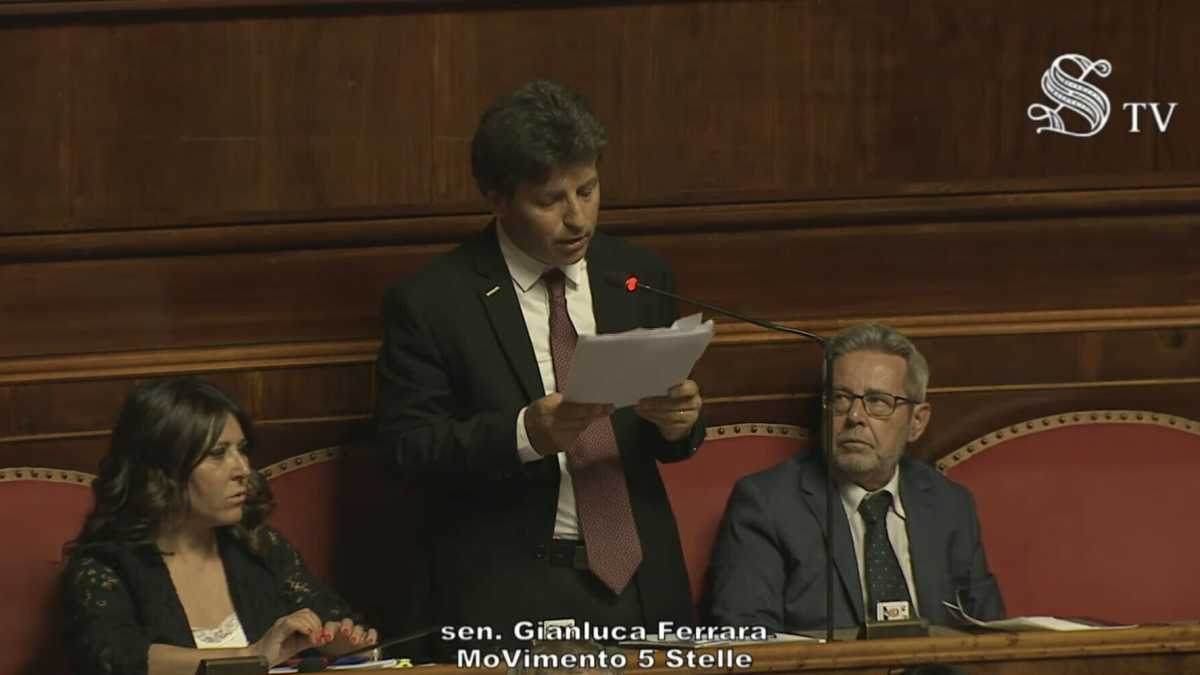 Immagine di Commissione Esteri, il grillino Ferrara si fa da parte. "Ma la scelta del presidente non spetta al M5s"