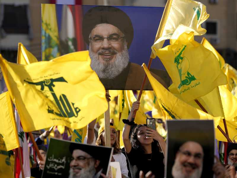 Una manifestazione di sostenitori di Hezbollah durante la campagna elettorale a Beirut (foto LaPresse)