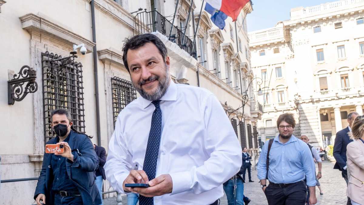 Immagine di Sui balneari Salvini tenta l'estrema difesa con Draghi: "Una parte dei miei non sarebbe d'accordo"