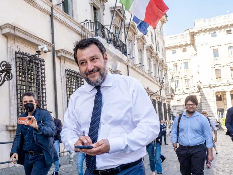 Sui balneari Salvini tenta l'estrema difesa con Draghi: "Una parte dei miei non sarebbe d'accordo"
