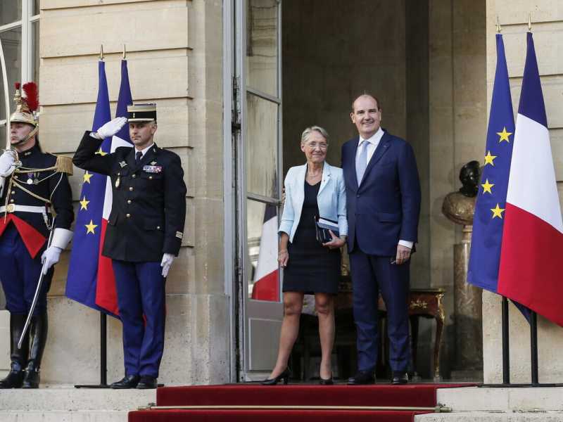 L'ex primo minsitro francese Jean Castex riceve&nbsp;&Eacute;lisabeth Borne al&nbsp;Matignon Hotel (foto di Ansa)