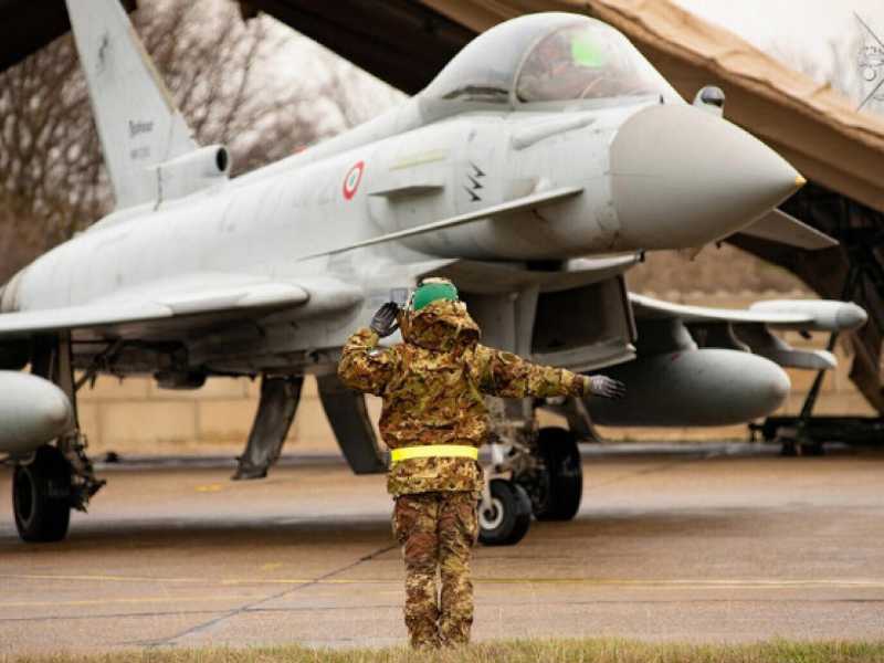 Un caccia Eurofighter in fase di decollo. Leonardo è fra i produttori di parte dell'avionica (Foto Ansa) <br />