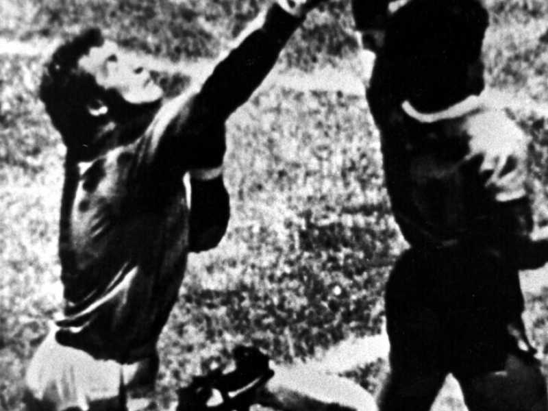 Ieri la moviola, oggi il Var. E in mezzo il gol di mano di Maradona