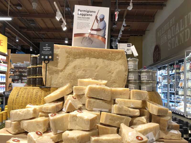 Parmigiano Reggiano importato dall'Italia ed esposto in un negozio Whole Foods a Mill Valley, California (Foto di Justin Sullivan/Getty Images)&nbsp;<br />