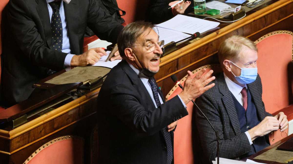 Immagine di L’informativa mappamondo di Draghi e La Russa che stende Salvini: "La legittima difesa non vale per Kyiv?"
