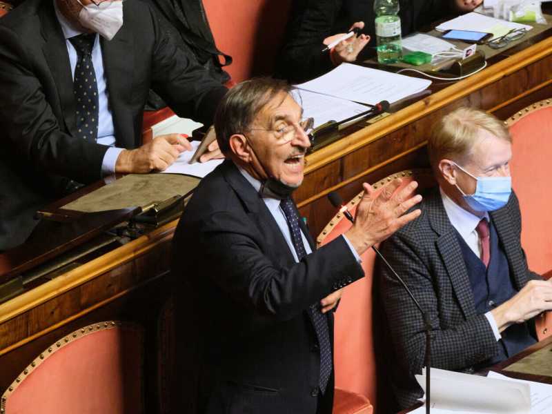 L’informativa mappamondo di Draghi e La Russa che stende Salvini: "La legittima difesa non vale per Kyiv?"