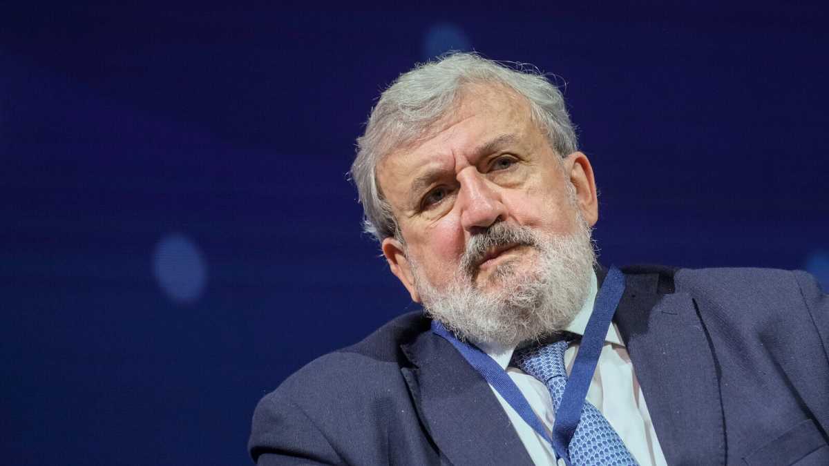 Immagine di Emiliano (non iscritto Pd) sfida i parlamentari dem e dà appuntamento al congresso regionale