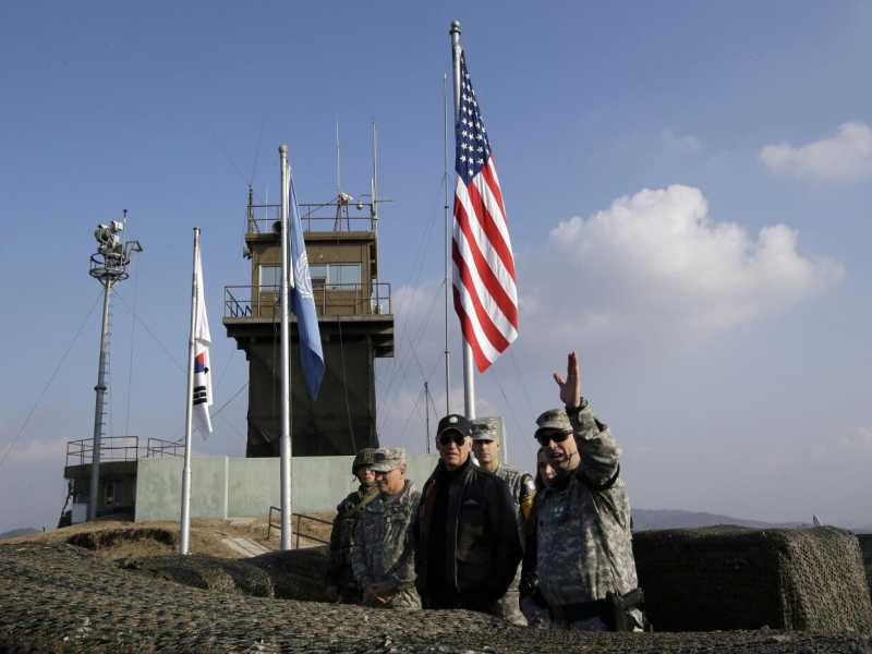 &nbsp;L'allora vicepresidente Joe Biden nel 2013 nella Zona demilitarizzata che divide Corea del sud e Corea del nord (Ap)