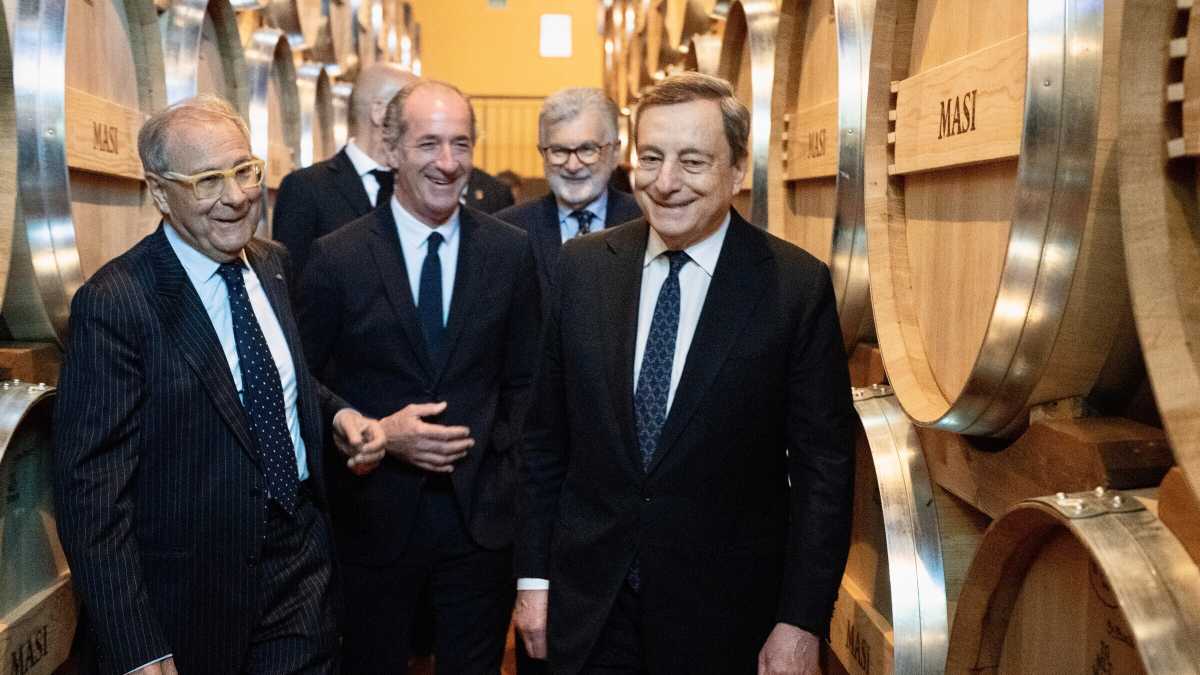 Immagine di Draghi (con Zaia) prende "a gavettoni" i pessimisti balneari: "Non voglio essere preso in giro"