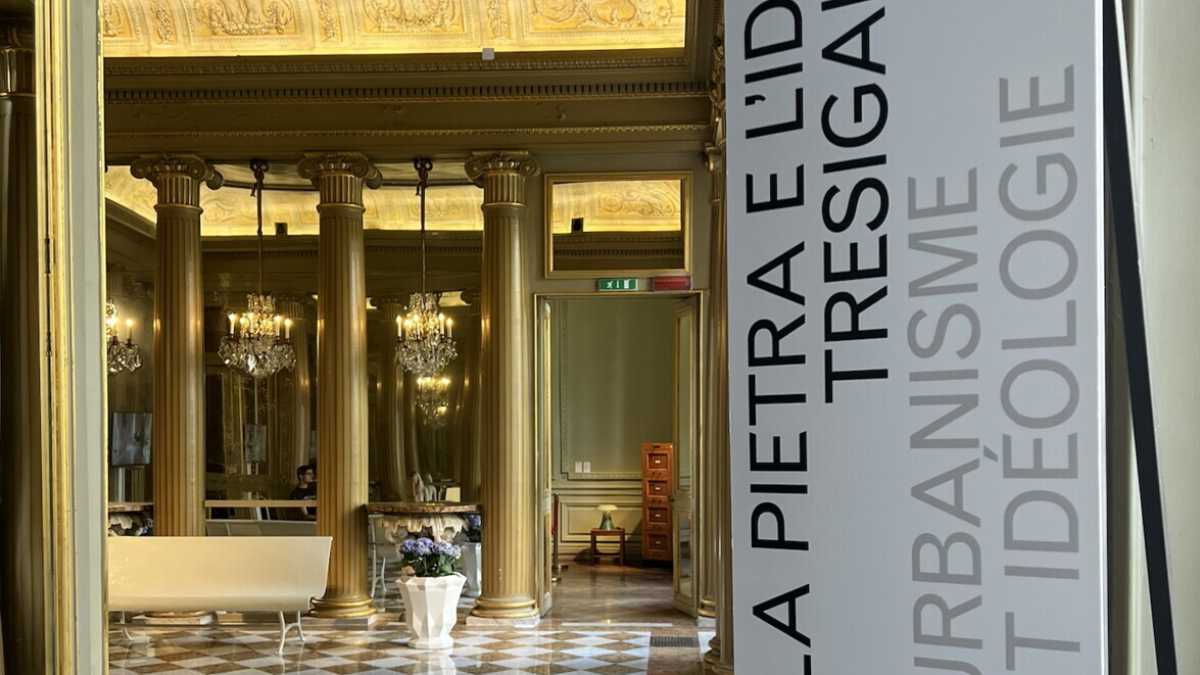 Immagine di "La pietra e l'idea" dietro la città di Tresigallo, gioiello del razionalismo italiano