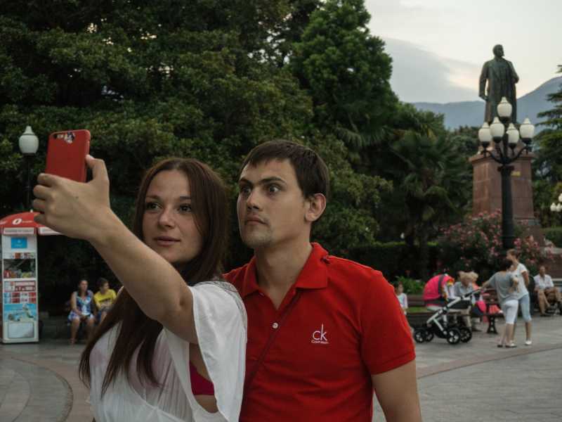 Estate in Crimea dopo l'annessione alla Russia. Un selfie il 10 agosto 2015 a Yalta (Foto di Alexander Aksakov/Getty Images)&nbsp;<br />