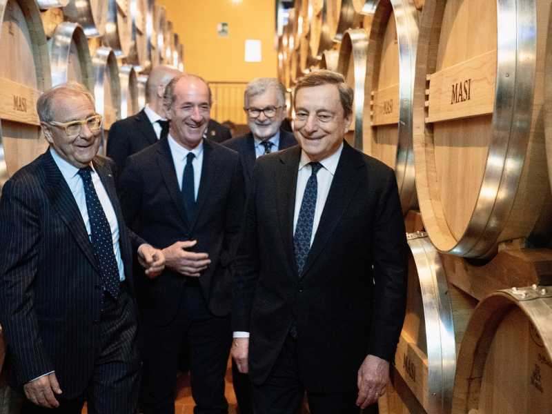 Draghi (con Zaia) prende "a gavettoni" i pessimisti balneari: "Non voglio essere preso in giro"