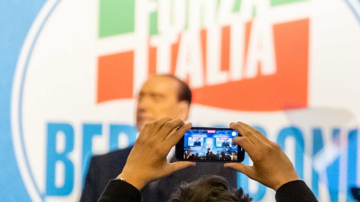 Immagine di Berlusconi vede Napoli e sulla guerra perde la testa