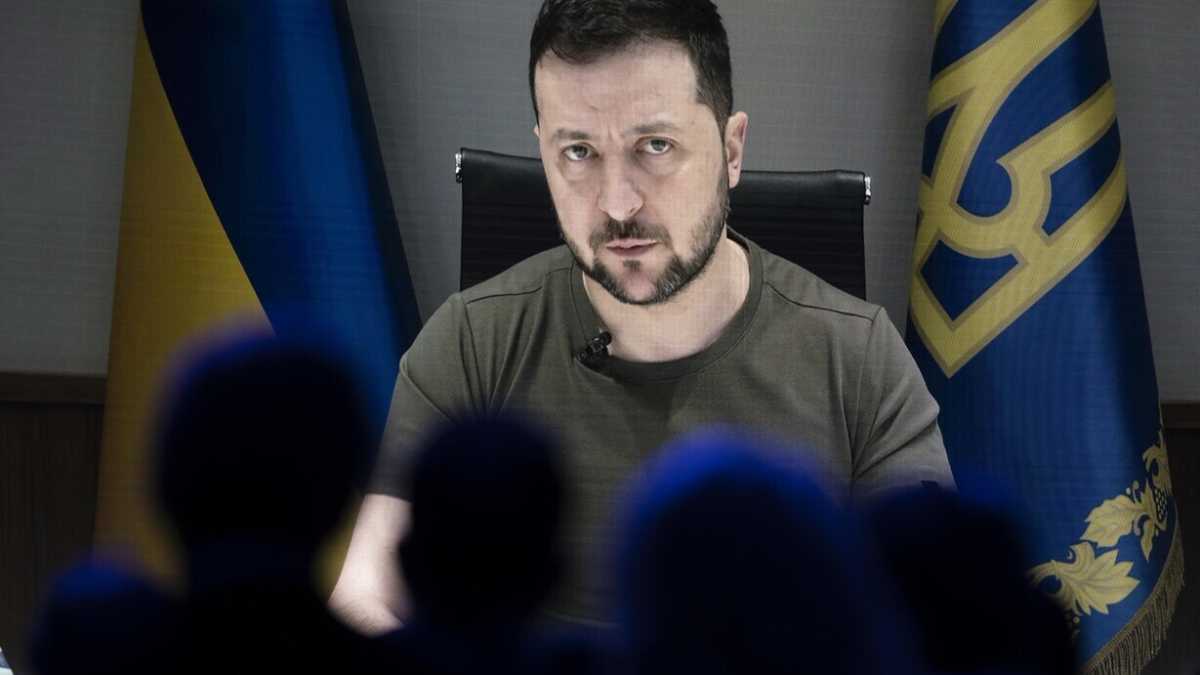 Immagine di Zelensky a Davos chiede "sanzioni massime alla Russia"