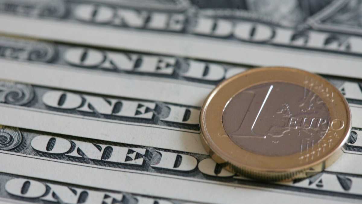 Immagine di Euro e dollaro sono pari, quasi