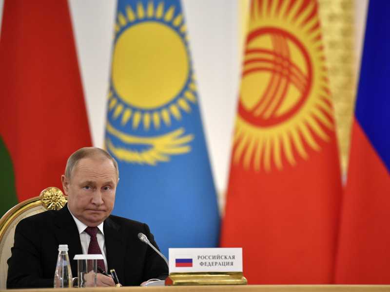 Lo scrittore Robert Littell dice che il “padrino” Putin è spacciato