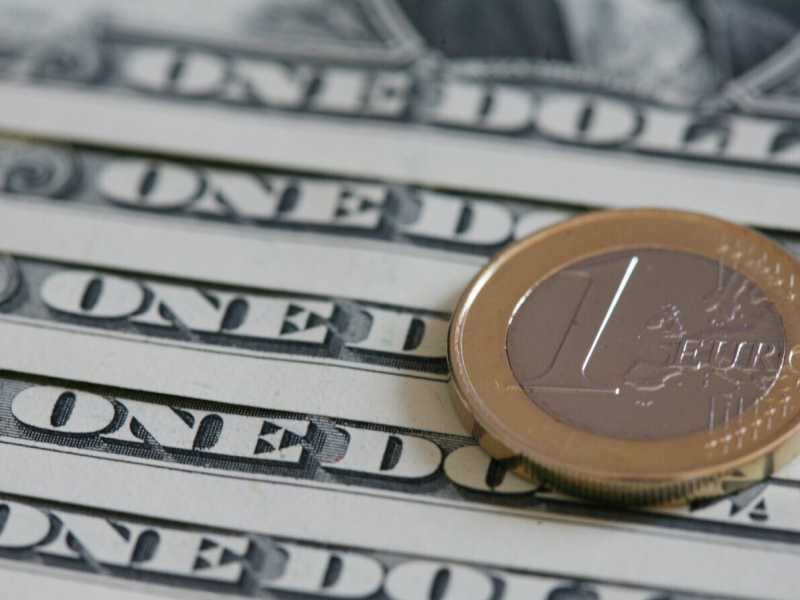 Euro e dollaro sono pari, quasi